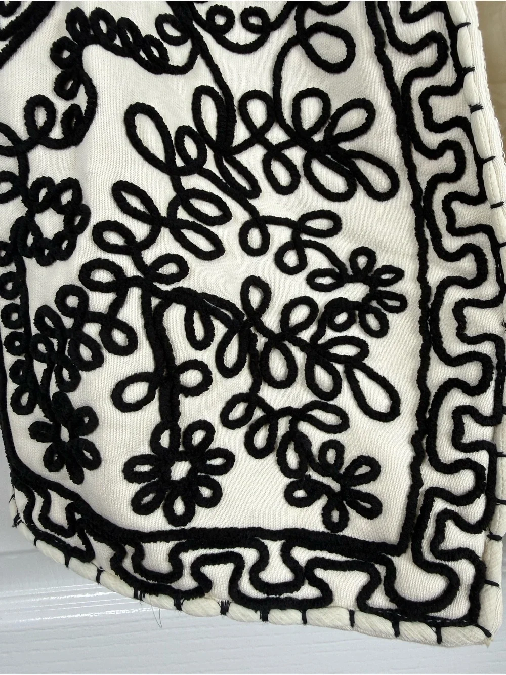 ZARA Cream Vest with Black Embroidered Motifs (030) - Picture 4 of 7